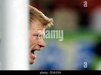 (Afp) - Oliver Kahn, le gardien de but allemand et le capitaine, les cris de ses coéquipiers au Seoul World Cup Stadium après que l'Allemagne a battu la Corée du Sud dans leur demi-finale de la Coupe du Monde FIFA 2002, 25 juin 2002. Banque D'Images