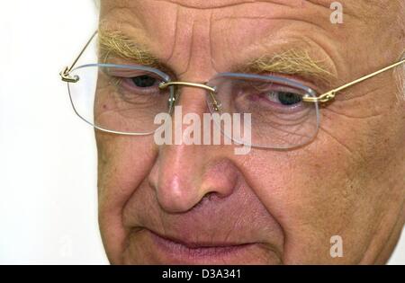 (Afp) - Edmund Stoiber, ministre et candidat de chancelier de l'Union chrétienne-démocrate (CDU/CSU), photographié au cours d'une entrevue à Munich, Allemagne, 25 juin 2002. Banque D'Images