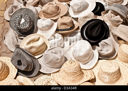 Chapeaux pour vente au souk, Marrakech, Maroc Banque D'Images