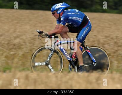 (Dpa) - US-américain cycliste Lance Armstrong de l'US Postal Service team au cours de la 9e étape du tour de Lanester à Lorient (52 km), 15 juillet 2002. Armstrong est arrivé en deuxième position, donc sa réalisation pour le maillot jaune a échoué. Le gagnant des trois dernières années est aussi le favori pour 2002. Banque D'Images