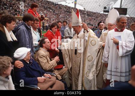 (Afp) - Le Pape Jean Paul II salue mobilité croyants dans le stade olympique de Munich, le 30 avril 1987. Jean Paul II a été sur une visite de cinq jours en Allemagne. Banque D'Images
