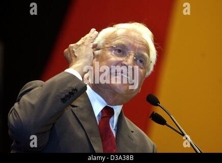 (Afp) - Edmund Stoiber, ministre et candidat de chancelier du Parti chrétien démocrate allemand (CDU/CSU), prend la parole devant le pavillon allemand lors d'un congrès du parti CDU à Francfort, 17 juin 2002. Banque D'Images