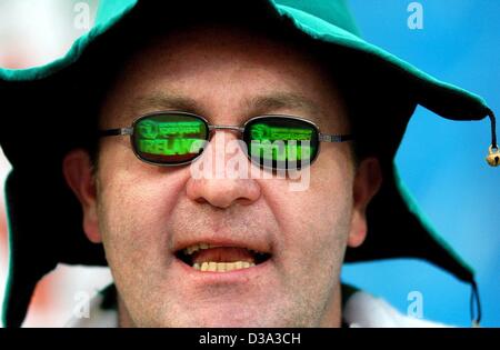 (Afp) - Un fan de football irlandais, munis d'un chapeau vert et vert spécial Irlande-lunettes, montres le match contre l'Espagne lors de la Coupe du Monde de football à Suwon, Corée du Sud, 16 juin 2002. - L'Espagne a gagné après un 3:2 en tirs de barrage. Banque D'Images