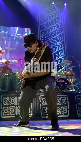 (Afp) - La légende de la musique rock mexicain Carlos Santana joue avec passion la guitare durant son concert à Dortmund, Allemagne, 24 mai 2002. Les 56 ans, musicien, qui a eu sa première apparition en 1966, était en tournée en Allemagne, Autriche et Suisse. En 1999, Santana avait un grand retour avec son albu Banque D'Images