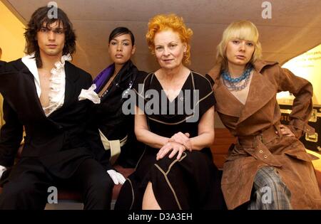 (Afp) - créatrice de mode britannique Vivienne Westwood (2e à partir de la R) se trouve au milieu des modèles de mode à Berlin, 7 juin 2002. Westwood enseigne la mode à l'Université des Arts de Berlin depuis 1993. Les 7 et 8 juin ses élèves présenteront leurs nouvelles œuvres. En raison de l'aversion de Westwood vêtements modernes et fashi Banque D'Images