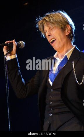 (Afp) - le chanteur britannique David Bowie effectue à Cologne, Allemagne, 12 juillet 2002. Banque D'Images