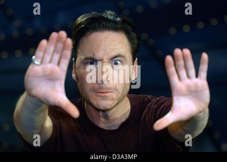 (Afp) - Michael "Bully" Herbig, acteur et réalisateur allemand, pose avec un geste exorcizing dans une émission de télévision de Berlin, 12 juillet 2001. Herbig est la star de la comédie de l'ouest allemand "der Schuh des Manitu' ('Manitou's Shoe'), qui a été un succès surprise au marché du film de Cannes et recen Banque D'Images