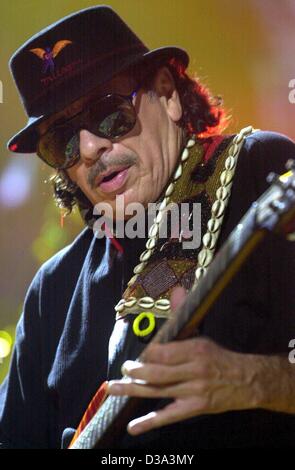 (Afp) - La légende de la musique rock mexicain Carlos Santana joue avec passion la guitare durant son concert à Dortmund, Allemagne, 24 mai 2002. Les 56 ans, musicien, qui a eu sa première apparition en 1966, était en tournée en Allemagne, Autriche et Suisse. En 1999, Santana avait un grand retour avec son albu Banque D'Images