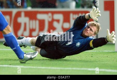 (Afp) - le gardien de but allemand Oliver Kahn sauts pour faire une sauvegarde, mais rate la balle pendant la finale de la Coupe du Monde de la FIFA, s'opposant à l'Allemagne et le Brésil à Yokohama, Japon, 30 juin 2002. Le match s'est terminé 2:0 pour le Brésil, le Brésil étant un nombre record de cinq fois champion du monde. Banque D'Images