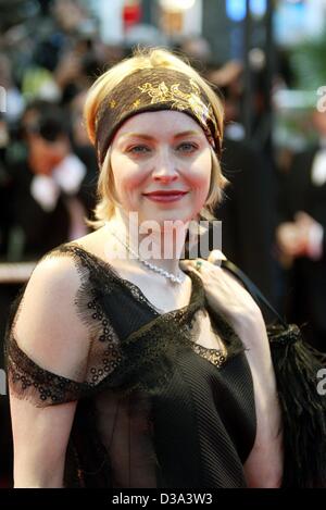 (Afp) - L'actrice américaine Sharon Stone pose à la 55e édition du Festival de Cannes en France, 19 mai 2002. Elle portait une robe semi-transparent et santiags pour la première du film 'esprit'. Banque D'Images