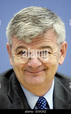 (Afp) - Le ministre allemand des Affaires étrangères Joschka Fischer sourit à Berlin, 7 juin 2002. Banque D'Images