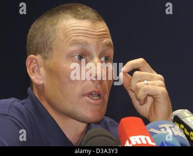 (Dpa) - US Lance Armstrong, cycliste de l'équipe US Postal Service, les gestes qu'il répond aux questions des journalistes lors de la conférence de presse à Luxembourg, le 4 juillet 2002, avant le 89e Tour de France. Le premier événement cycliste débutera à Luxembourg, le 6 juillet 2002. Banque D'Images