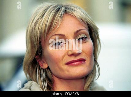 (Afp) - La chanteuse française Patricia Kaas sourit avant son concert de Sarrebruck, Allemagne, 8 juillet 2002. Banque D'Images