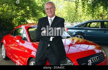 (Afp) - Le nouveau président du groupe Audi, Martin Winterkorn, pose devant une Audi TT Coupé de Neckarsulm, Allemagne, 27 juin 2002. Winterkorn prévoit de nouveaux modèles d'automobile, une poussée des ventes aux Etats-Unis et une image plus sportive, d'étendre la position de leader de la filiale de Volkswagen. Banque D'Images