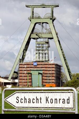 Le hall de l'arbre sous la tour de l'ancienne mine de minerai de fer chacht "Konrad" échafaudée est, 27 avril 2002. Conformément à la décision de la législature d'état de Basse-Saxe, l'arbre est utilisé comme un dépôt de 300 000 mètres cubes de niveau faible et intermédiaire avec peu de déchets radioactifs Banque D'Images