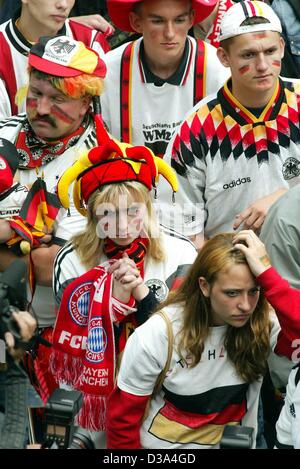 (Afp) - triste des partisans de l'équipe de football allemande pleurent à Berlin, Allemagne, 30 juin 2002. Le Brésil a battu l'Allemagne 2:0 dans la finale de la Coupe du Monde de la FIFA à Yokohama, Japon, devenant un enregistrement cinq fois champion du monde. Banque D'Images