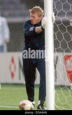 (Afp) - Oliver Kahn, le gardien de but allemand et le capitaine, s'étend pendant une session de formation au stade international de Yokohama, 29 juin 2002, dans la perspective de la finale de la Coupe du Monde de la FIFA 2002 entre l'Allemagne et le Brésil. Banque D'Images