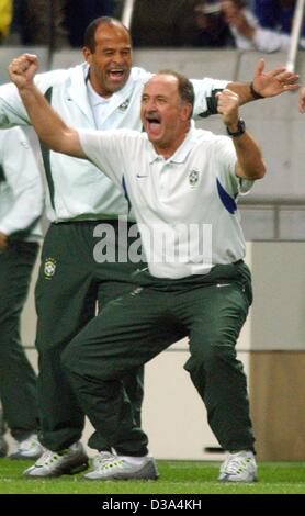 (Afp) - L'entraîneur brésilien Luis Felipe Scolari (avant) et son assistant cheer après avoir remporté la demi-finale de la Coupe du Monde à Saitama, Japon, le 26 juin 2002. Le match s'est terminé 1:0 pour le Brésil, qui est qualifié pour la 7ème fois pour la finale de la Coupe du monde. Banque D'Images