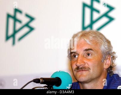 (Afp) - Rudi Voeller, entraîneur de l'équipe nationale allemande, photographié lors d'une conférence de presse à Séoul, Corée du Sud, le 26 juin 2002. Banque D'Images