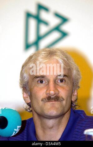 (Afp) - Rudi Voeller, entraîneur de l'équipe nationale allemande, photographié lors d'une conférence de presse à Séoul, Corée du Sud, le 26 juin 2002. Banque D'Images