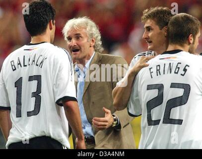 (Afp) - Rudi Voeller (2e à partir de L), entraîneur de l'équipe de football allemande, et les joueurs Michael Ballack (L), Miroslav Klose (3e à partir de L) et Torsten Frings cheer après avoir remporté la demi-finale contre la Corée du Sud à la Coupe du Monde de football à Séoul, le 25 juin 2002. En battant la Corée du Sud 1:0 Allemagne qualifiée pour th Banque D'Images