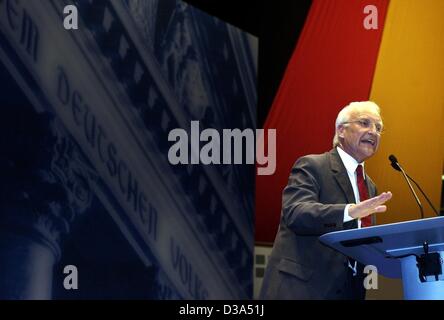 (Afp) - Edmund Stoiber, ministre et candidat de chancelier du Parti chrétien démocrate allemand (CDU/CSU), prend la parole devant le drapeau allemand et d'une image de l'édifice du Parlement (Reichstag) lors d'un congrès du parti CDU à Francfort, 17 juin 2002. Banque D'Images