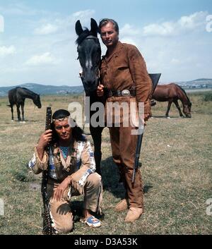 (Dpa) - Winnetou (Pierre Brice, L), chef de l'Apaches, et sa peau blanche ami vieux Shatterhand (Lex Barker) sont les héros de films basée sur les romans de l'ouest allemand Karl May, représenté dans une scène de film à partir de l'épisode 'im Tal des Todes" (dans la vallée de la mort), 1968. Les deux sa Banque D'Images