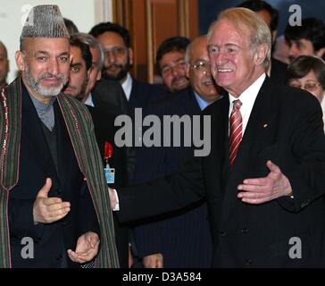 (Dpa) - Johannes Rau (R), le Président allemand, se félicite Hamid Karzaï, chef du gouvernement intérimaire afghan, à Berlin, le 15 mars 2002. Karzai a effectué une visite de trois jours en Allemagne. Banque D'Images