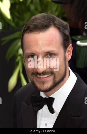 (Afp) - Le Prince Héritier Haakon de Norvège sourit lorsqu'il arrivera à une réception avant le mariage de sa sœur la princesse Louise Maertha de Norvège, à Oslo, 23 mai 2002. Le jour suivant, Maertha Louise épouse son fiancé, Ari Behn, auteur controversé avec 1800 invités présents. Banque D'Images