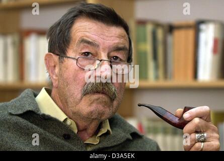 (Afp) - L'auteur allemand Guenter Grass fume une pipe dans son étude en Behlendorf, Allemagne, 27 septembre 2002. Le romancier est né à Dantzig le 16 octobre 1927. Son premier roman Die Blechtrommel (le tambour, 1959) est devenu un best-seller international et a été plus tard transformé en un film primé (197 Banque D'Images