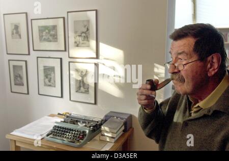 (Afp) - L'auteur allemand Guenter Grass fume une pipe dans son étude en Behlendorf, Allemagne, 27 septembre 2002. Les photos sur le mur sont des reproductions de peintre Francisco de Goya. Sur le tableau ci-dessous est une vieille machine à écrire Olivetti, sur lequel l'herbe types toujours ses manuscrits. Grass est né à Dantzig le 16 Oct Banque D'Images