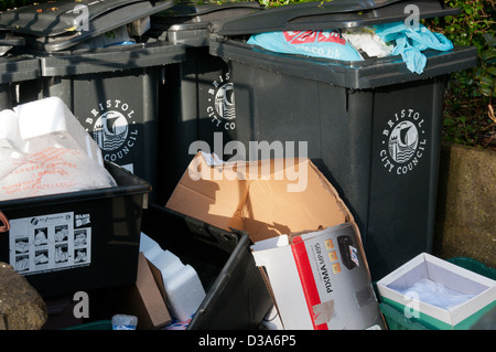 Bristol débordant des poubelles en attente de collecte. Banque D'Images