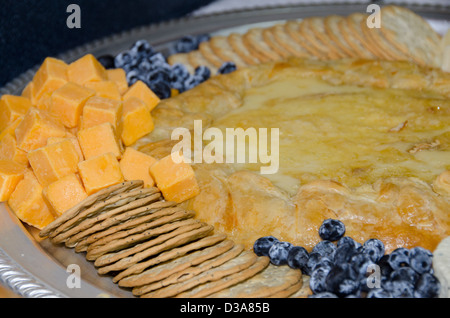 Le Belize. Le bac d'entrées, y compris les bleuets, des brie, le fromage cheddar et les craquelins. Banque D'Images