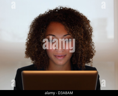 Businesswoman working on laptop Banque D'Images