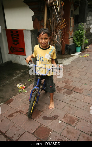 L'INDONÉSIE, Bali 22 Février 2008 : l'enfance indonésienne sur un vélo sur Bali, Indonésie, 22 février 2008 Banque D'Images