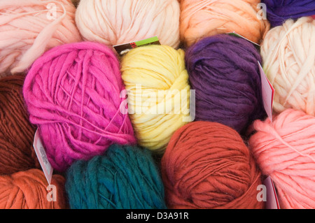 Close up de boules colorées de la laine. Banque D'Images