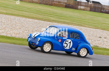 1951 Renault 4CV avec chauffeur John Arnold au cours du St Mary's Trophy course à la 2012 Goodwood Revival, Sussex, UK. Banque D'Images