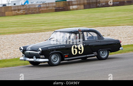 Gaz 1958 Volga M21 avec chauffeur Rogers au cours de la Wills St Mary's à la course pour le Trophée 2012 Goodwood Revival, Sussex, England, UK Banque D'Images