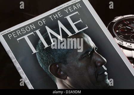 Time magazine photo de couverture (décembre 2012/janvier 2013) de Barack Obama, juxtaposé à regarder l'intérieur de la publicité. Banque D'Images