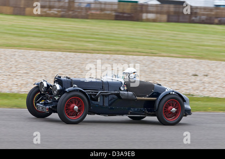 1935 Aston Martin Ulster avec chauffeur Mark Midgley durant la Brooklands course pour le trophée au Goodwood Revival 2012, Sussex, UK. Banque D'Images