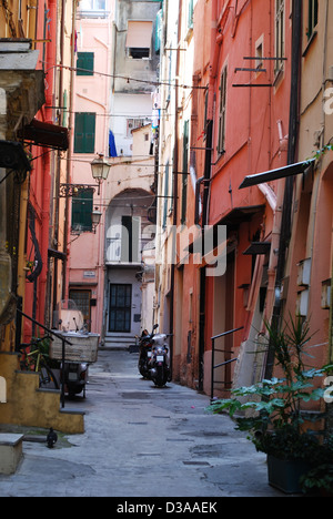 Maisons colorées dans les petites ruelles de la vieille ville de San Remo (Italie) Banque D'Images