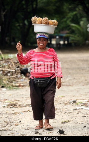 Bali. L'Indonésie, 22 février 2008 : vendeuse de fruits tropicaux sur une côte de l'océan sur Bali 22 février. L'Indonésie Banque D'Images