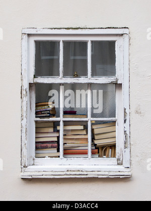Livres entassés dans la vieille fenêtre, Brighton, UK Banque D'Images