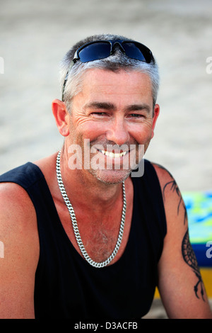 Portrait of mid adult man smiling vers la caméra. Tir vertical. Banque D'Images