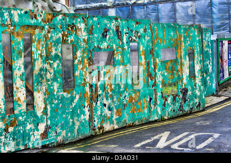 Clôture rouillée sur chantier de construction à Dublin, Irlande Banque D'Images