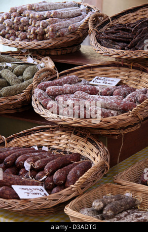 Les saucisses en paniers sur farmers market à Riquewihr, Alsace, France Banque D'Images