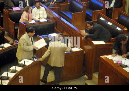 Avis d'assemblée au cours de la session à huis clos d'information concernant la loi et l'ordre à Karachi a tenu à l'Assemblée du Sindh au Pakistan le Jeudi, Février 14, 2013. Les législateurs provinciaux appartenant à l'Muttehda Qaumi Movement (MQM) ont organisé une marche à partir d'une séance à huis clos de l'Assemblée du Sindh le jeudi après les rapports des médias de retrait des actions pénales contre les membres de l'Aman Comité. Banque D'Images