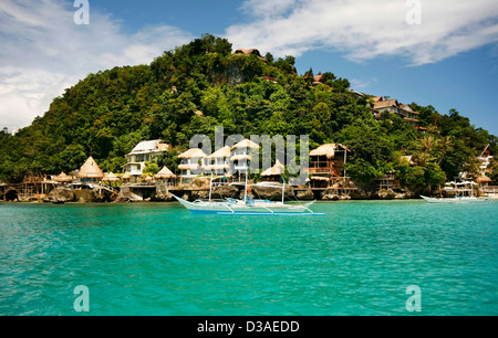 Bateau philippin traditionnel dans un golfe. Boracay Island Banque D'Images