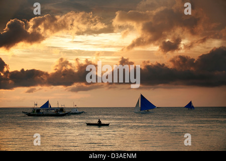 Philippine traditionnelle des bateaux sur le coucher du soleil. Boracay Island Banque D'Images