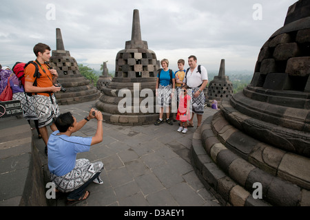 Un groupe de touristes ont leur photo prise à la Temple bouddhiste de Borobudur à Java, Indonésie Banque D'Images